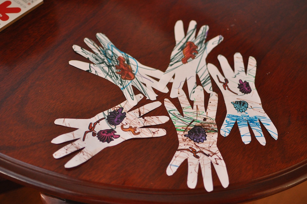 Spider hands halloween easy craft for toddlers